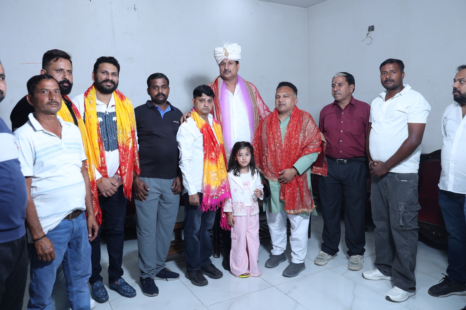 पगड़ी और शॉल पहने लोगों का औपचारिक समूह