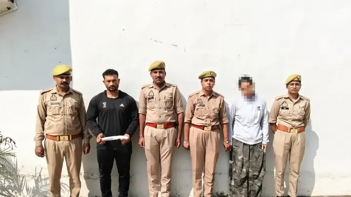 वसुंधरा चाकू हमले के मामले में हिरासत में लिए गए दो लोगों के साथ पुलिस टीम
