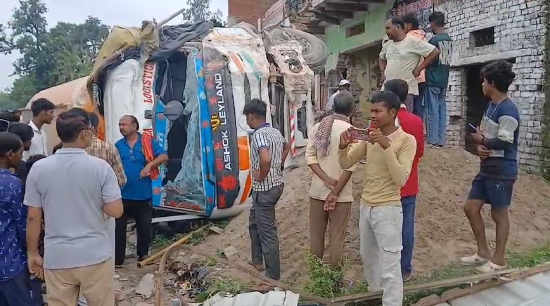 Father and son killed in Mirzapur road accident, locals protest