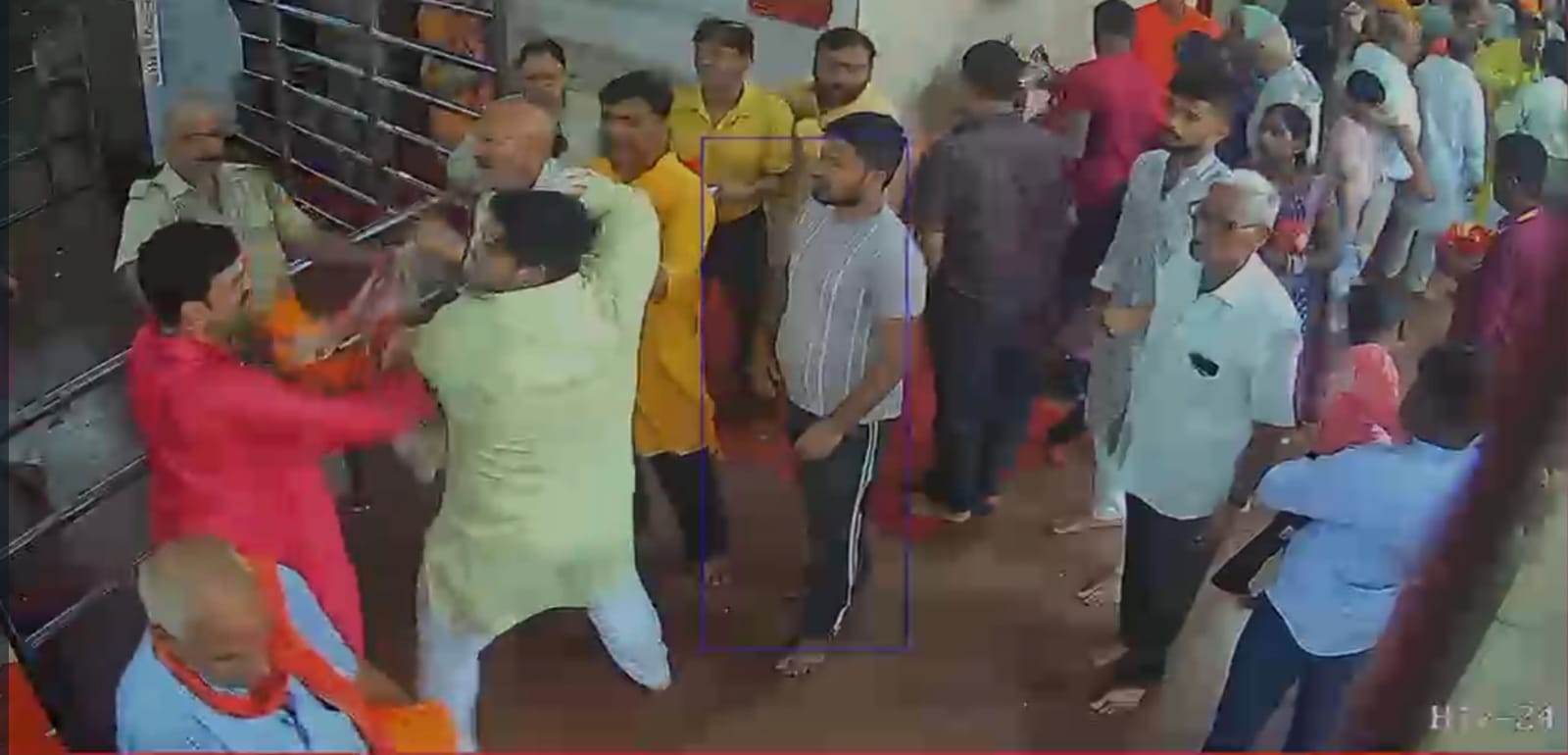 Priests clash at Maa Vindhyavasini temple over guiding devotees