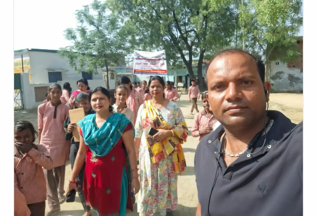 अलीगढ़ में ग्रामीणों का स्कूल फिर से शुरू कराने के लिए प्रदर्शन