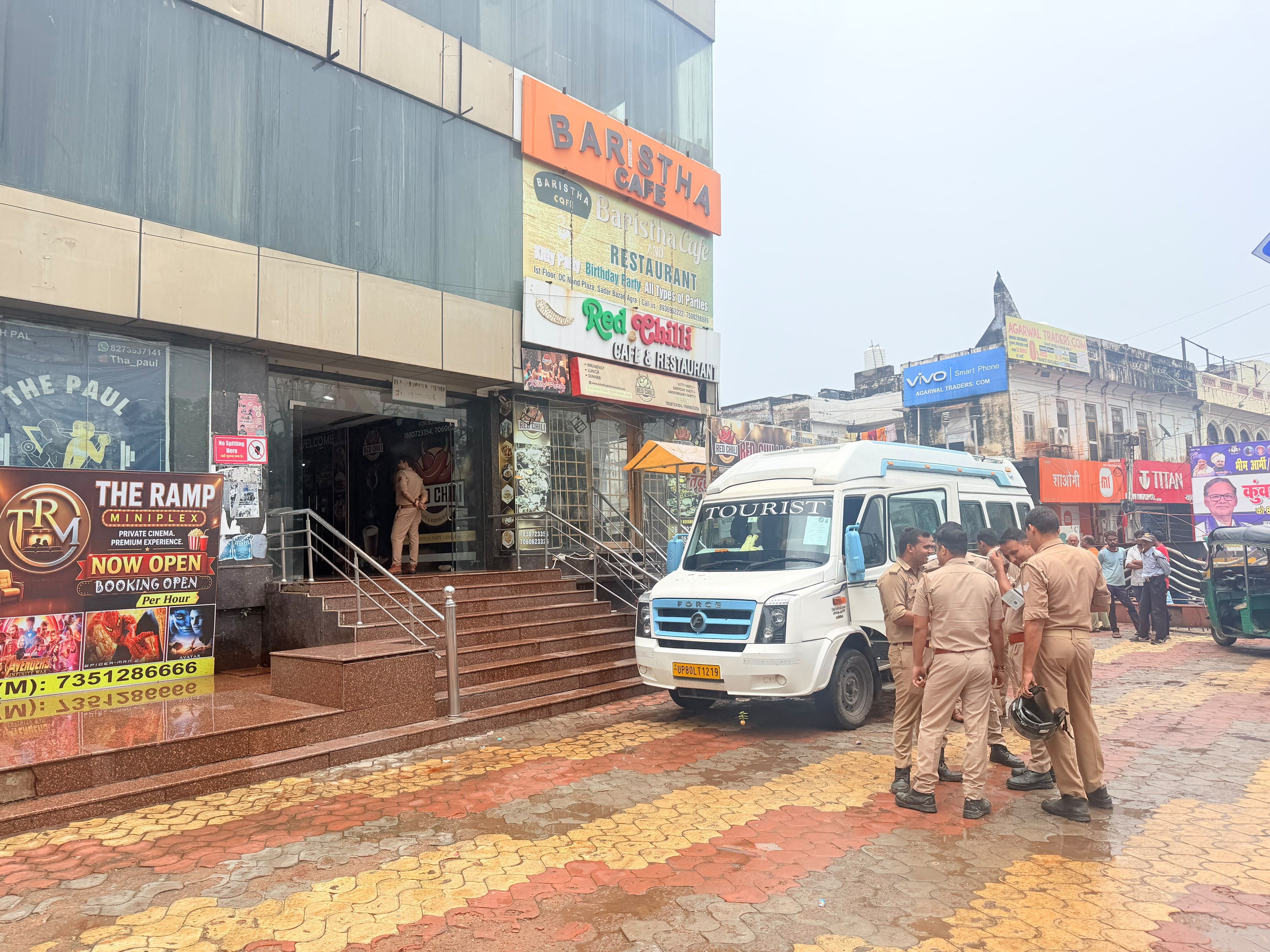 आगरा के नंद प्लाजा मॉल में पुलिस का छापा, अवैध गतिविधियों की जांच जारी