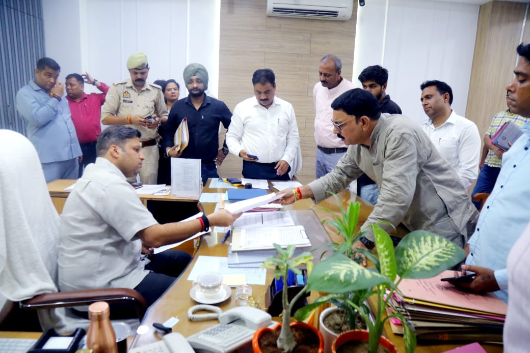 गाजियाबाद में जिलाधिकारी ने जनसुनवाई में लोगों की समस्याएं सुनीं