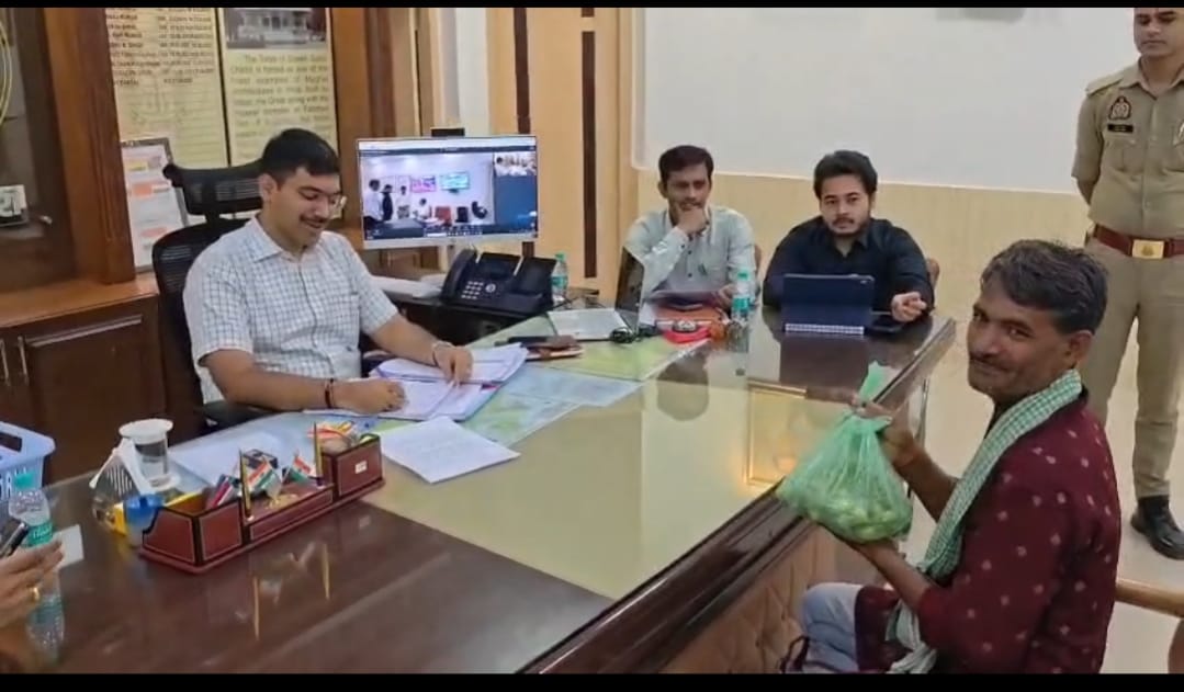 आगरा में किसान की जमीन की पैमाइश का मामला सुलझा, डीएम को भेंट मिली