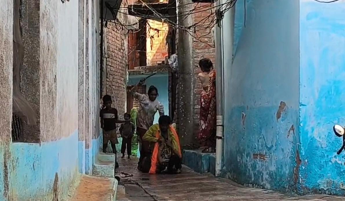Husband and wife clash violently over mortgaged home in Hamirpur