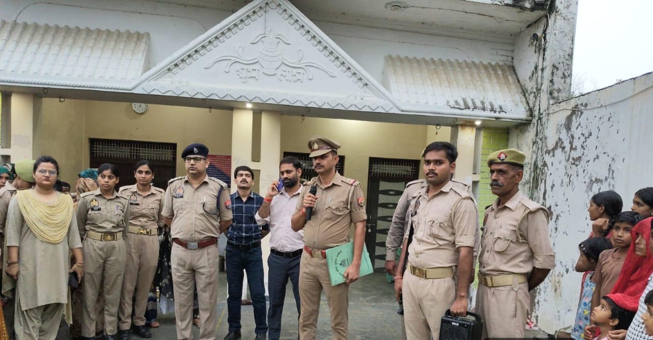 फिरोजाबाद में एक इमारत के बाहर पुलिसकर्मी और लोग खड़े