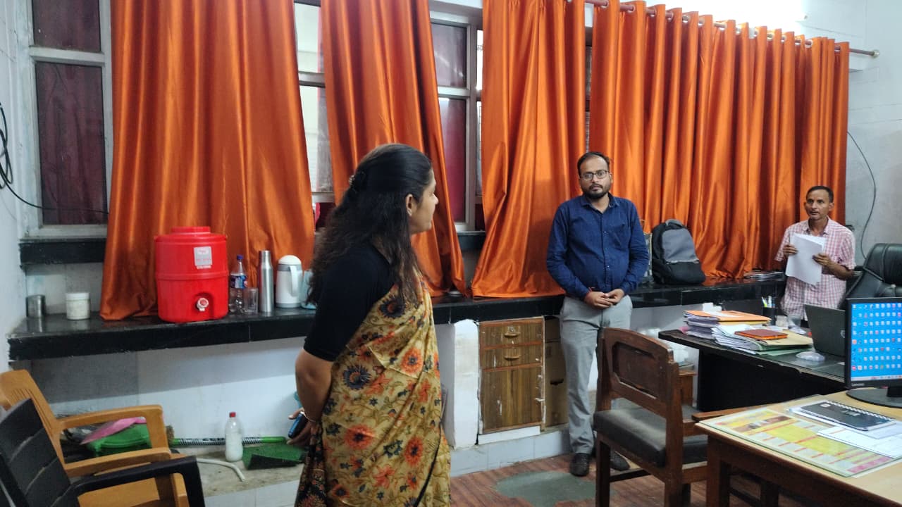 जिलाधिकारी ने कार्यालयों का औचक निरीक्षण, सफाई और अनुशासन पर दिया जोर