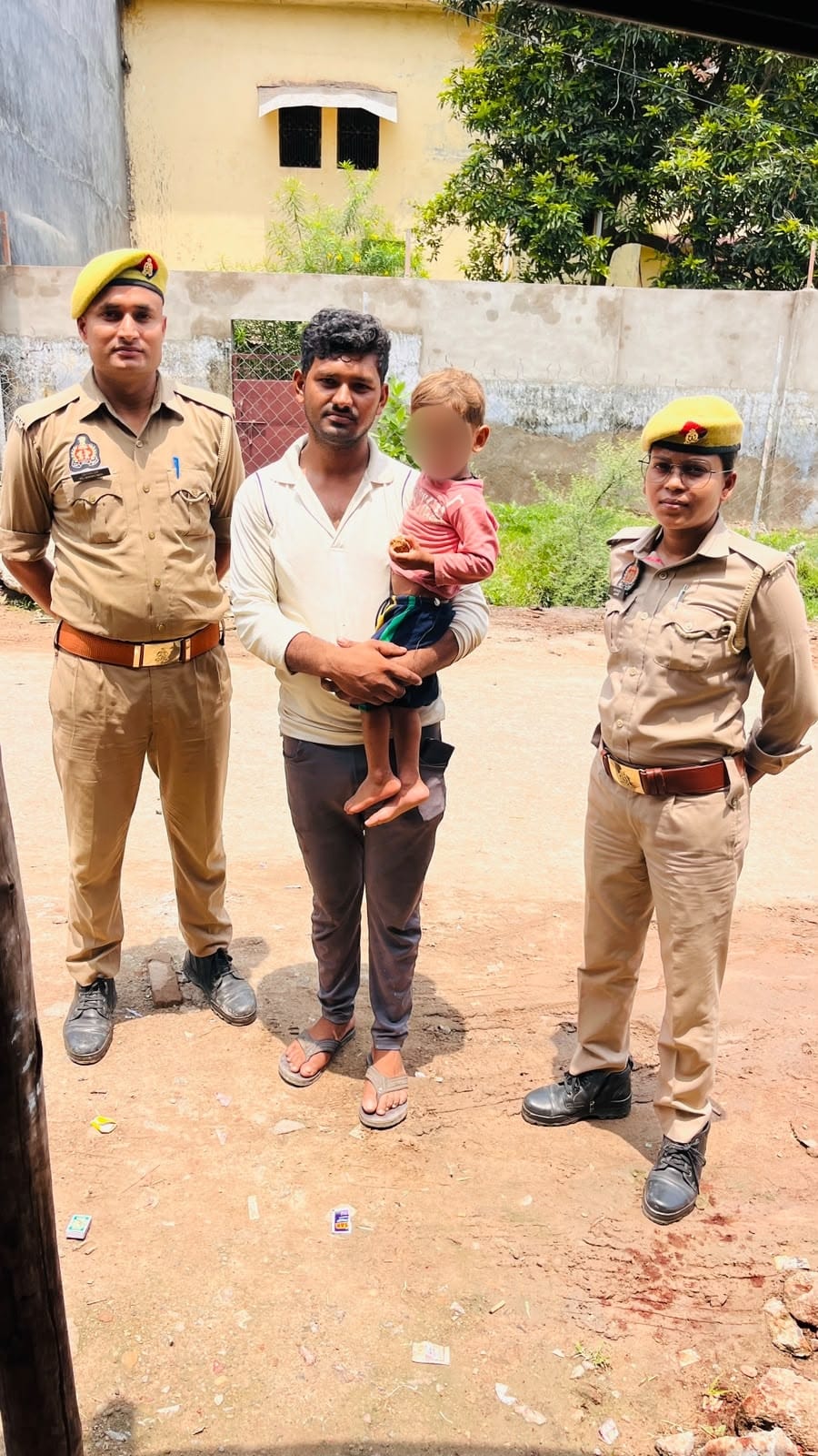 बांदा पुलिस ने गुमशुदा 2 साल के बच्चे को परिवार से मिलाया