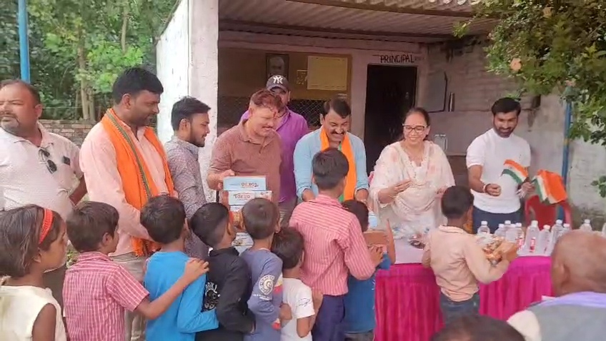 बेलरी प्राथमिक विद्यालय में बच्चों को मिली टिफिन और पानी की बोतलें