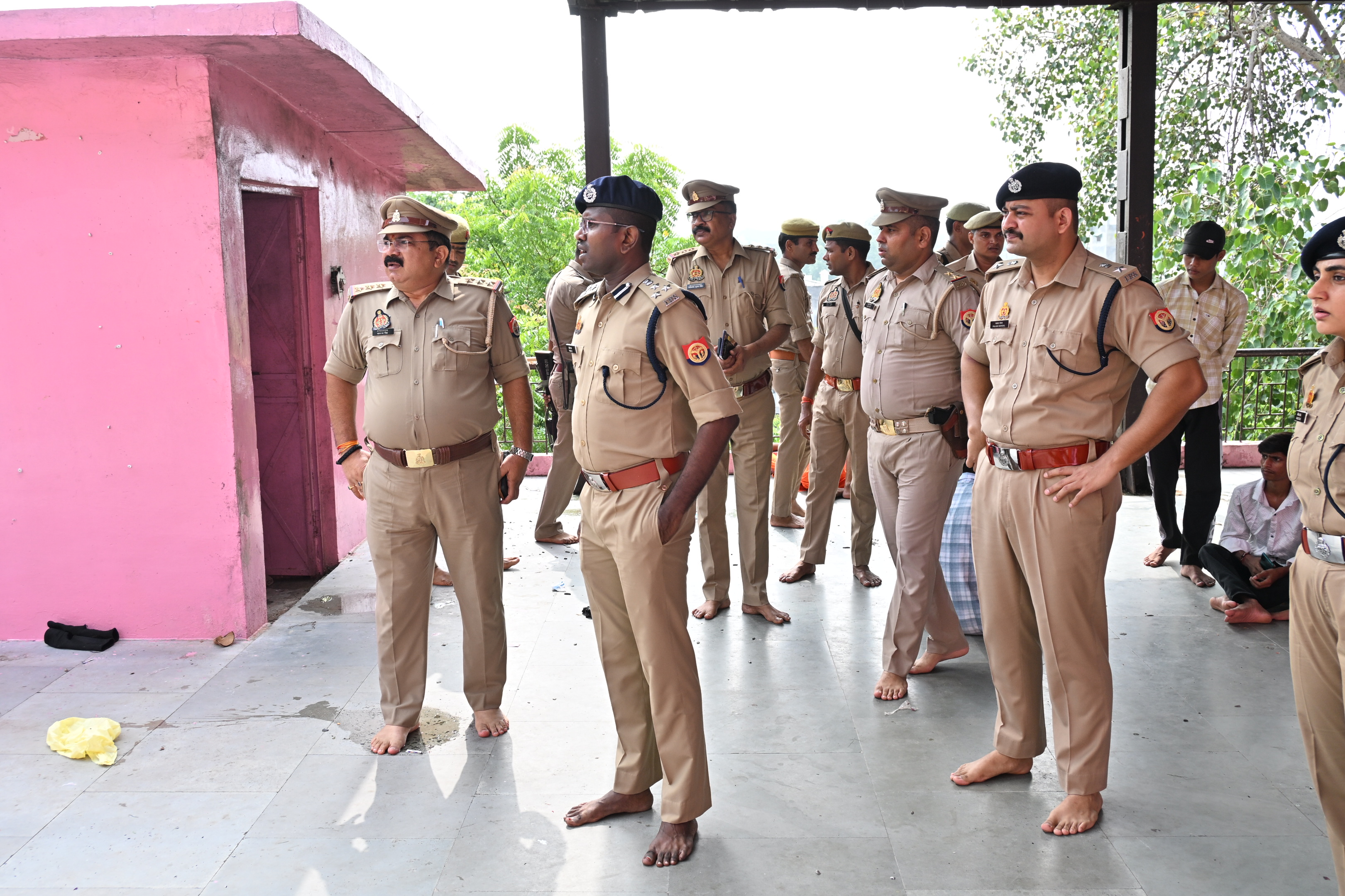 बांदा के बामदेवेश्वर मंदिर में श्रद्धालुओं की सुरक्षा के लिए कड़ी व्यवस्था