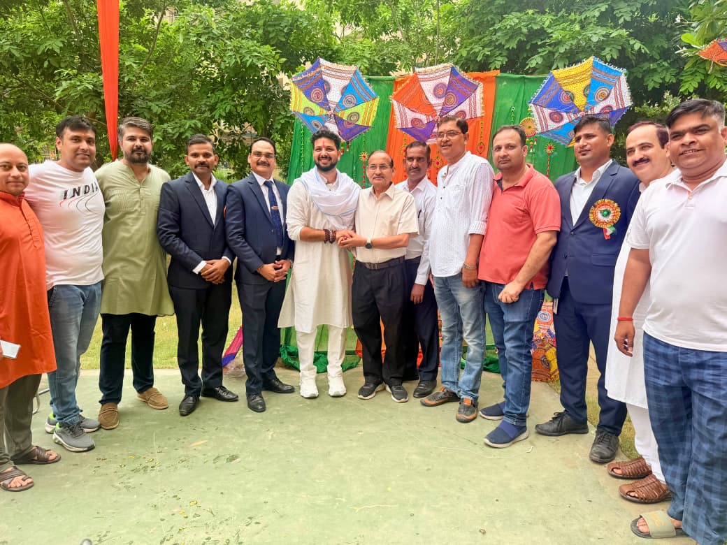 Paramount Emotions सोसाइटी में स्वतंत्रता दिवस का जश्न धूमधाम से मनाया गया
