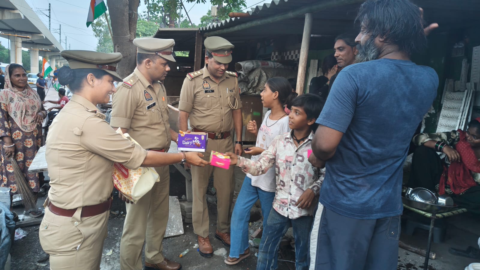 गाजियाबाद में पुलिस ने बच्चों के बीच बांटे मिठाई और स्नैक्स