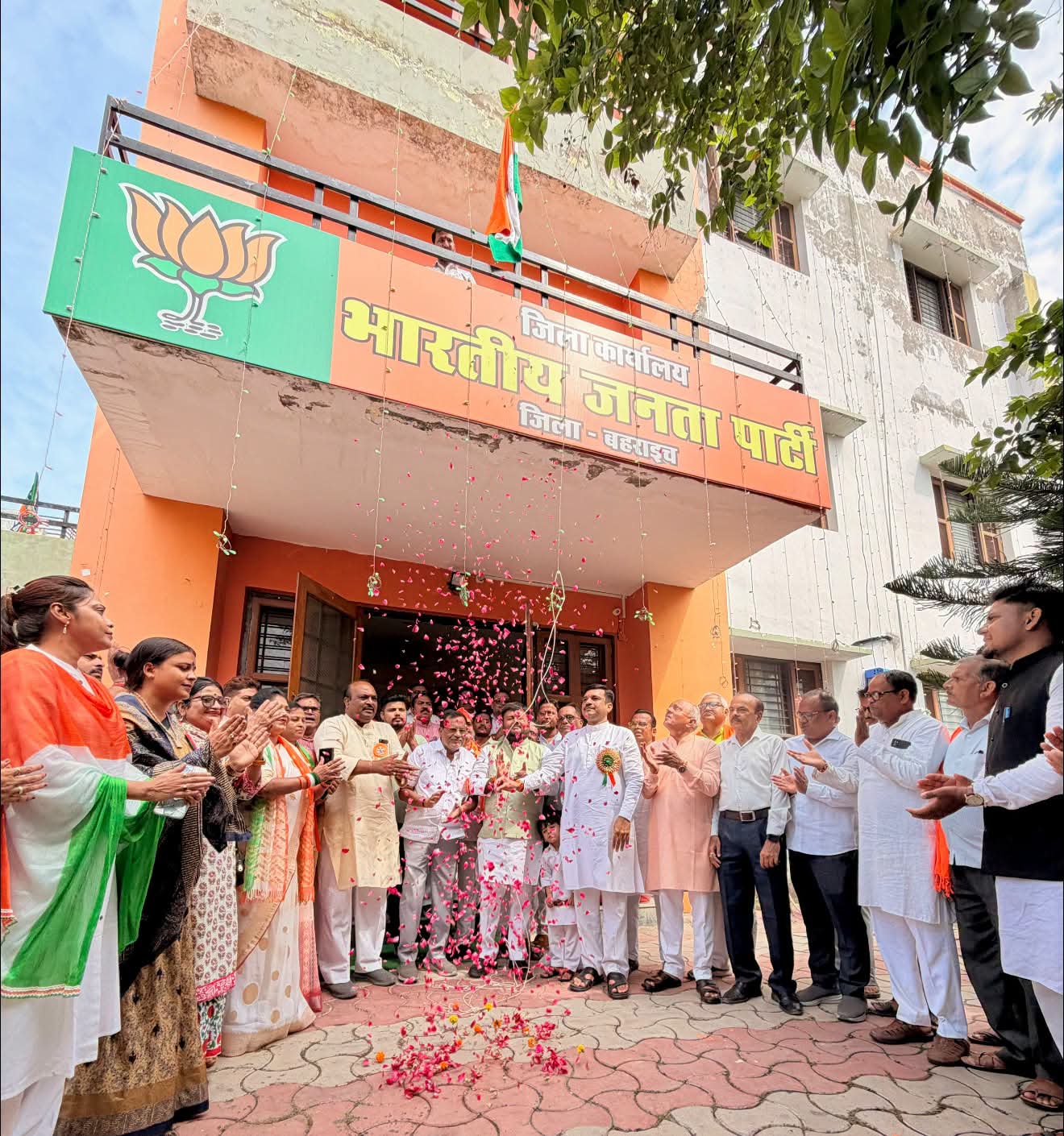 बहराइच में स्वतंत्रता दिवस पर भाजपा ने तिरंगा फहराया