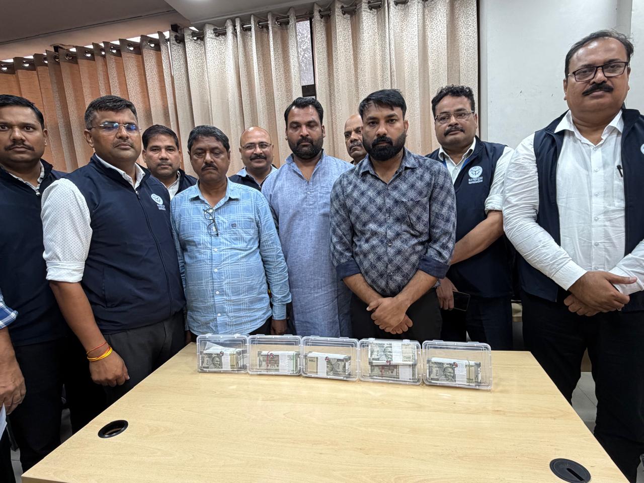 LDA ऑफिस में रिश्वत लेते तीन गिरफ्तार, 7.50 लाख बरामद
