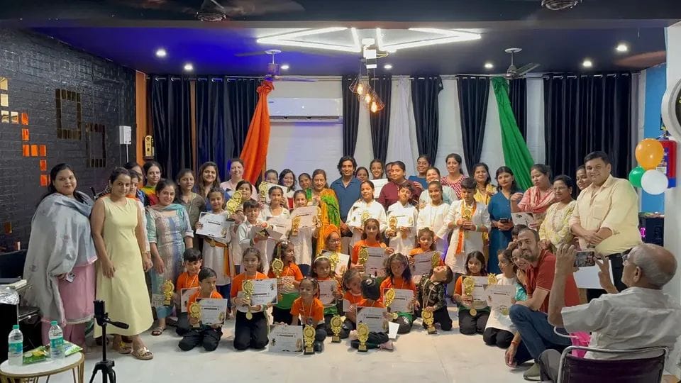 गाजियाबाद में 'एक शाम देश के नाम' कार्यक्रम में बच्चों ने किया शानदार डांस