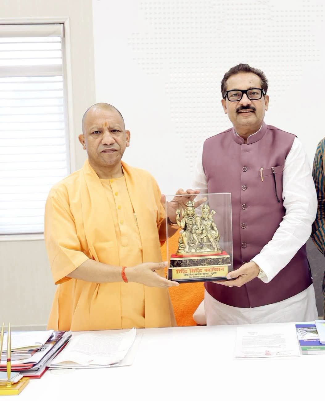 संजय गुप्ता की योगी आदित्यनाथ से मुलाकात से बढ़ी राजनीतिक चर्चाएं