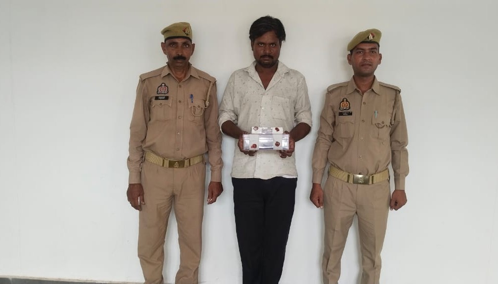 फिरोजाबाद पुलिस ने चोरी और अवैध हथियार के आरोपी को पकड़ा